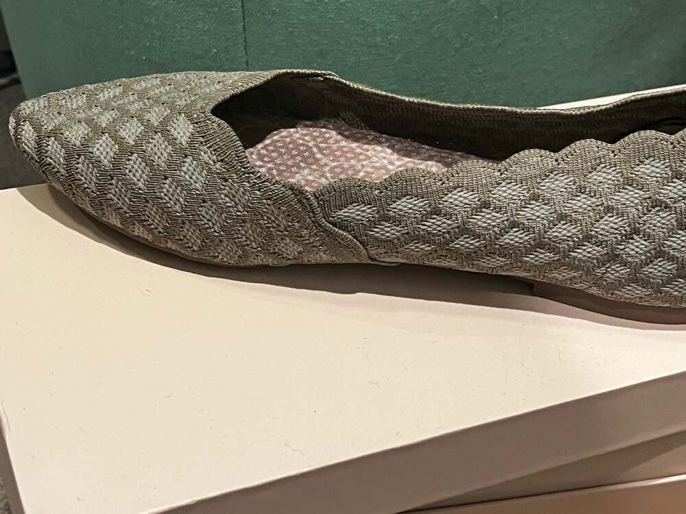 Sketchers knit flat shoe in beige. Size 8.5